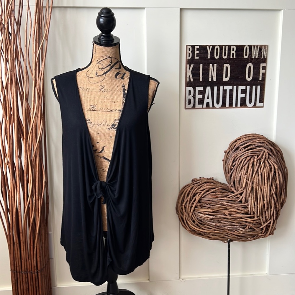 Cha Cha Vente Black Sleeveless Tied Vest